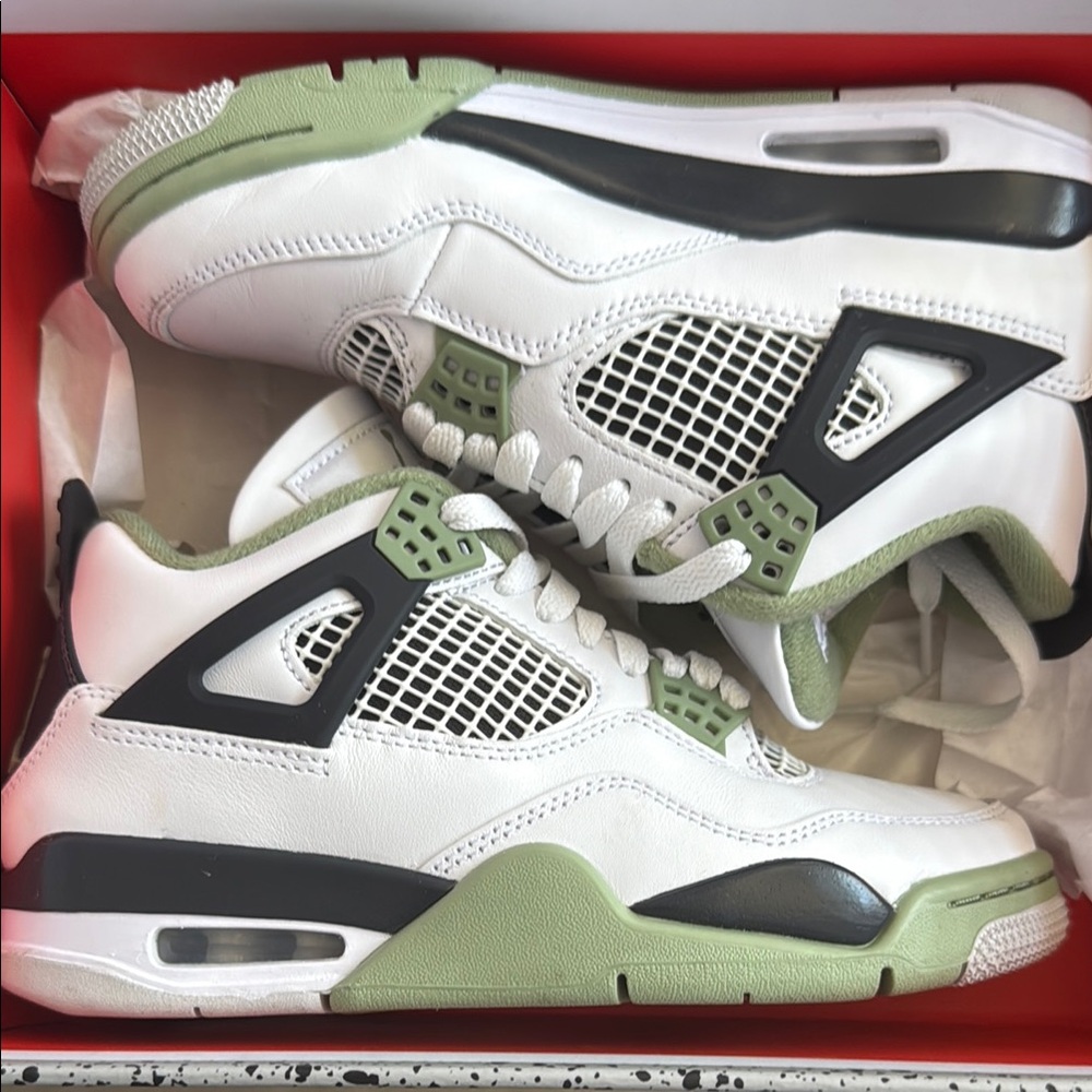 Woman’s Jordan 4 retro - oil green